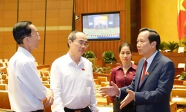 Bí thư Thành ủy TPHCM Nguyễn Thiện Nhân trao đổi với Bộ trưởng LĐ-TB&XH Đào Ngọc Dung và các đại biểu Quốc hội tại phiên thảo luận về Dự thảo Bộ Luật LĐ sửa đổi