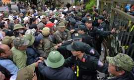 Chen lấn xô đẩy để có được suất vé ưu tiên. Ảnh: Việt Hùng