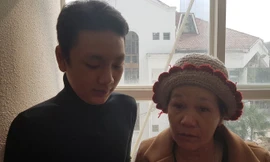 Bà Huỳnh Thị Ánh và con xúc động kể lại câu chuyện 