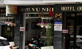 Hàng loạt khách sạn ở trung tâm thành phố treo biển "còn phòng"