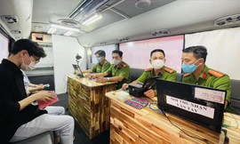 Người dân làm căn cước công dân trên xe lưu động. Ảnh: Văn Minh