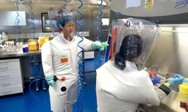 Các nhà nghiên cứu đang làm việc trong phòng thí nghiệm của Viện Virus học Vũ Hán. Ảnh: AP