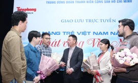 Nhà báo Phùng Công Sưởng, Phó Tổng Biên tập báo Tiền Phong trao đổi với 4 tài năng trẻ. Ảnh: Như Ý