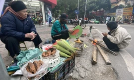 Cuối giờ chiều Hà Nội, nhiều lao động nghèo, vô gia cư vẫn miệt mài đi từng con đường, góc phố để mưu sinh