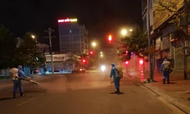 Đội phun xịt khử khuẩn CDC Bình Thuận làm việc ngày đêm để ngăn dịch bùng phát 