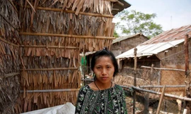 Zarchi Lwin đứng để phóng viên chụp ảnh gần nơi cô thuê trọ, trong một khu công nghiệp ở ngoại ô Yangon, Myanmar. Ảnh: REUTERS