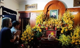 Lê Minh Diễn và tác giả trước bàn thờ nguyên Tổng Bí thư Lê Khả Phiêu