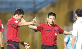 Ban trọng tài VFF từng gây xôn xao khi gọi ông Hoàng Công Khanh trở lại làm nhiệm vụ tại V-League 2019. Cựu trọng tài này đã giải nghệ để đi làm bảo vệ . Ảnh: VSI 