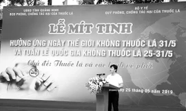 Đồng chí Nguyễn Trọng Diện, Giám đốc Sở Y tế, Trưởng Ban chỉ đạo Phòng, chống tác hại của thuốc lá tỉnh Quảng Ninh phát biểu tại buổi Lễ mít tinh