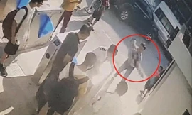 Hình ảnh camera ghi lại cảnh bé trai được phát hiện, bế vào phòng y tế. Ảnh: Cắt từ clip