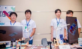 Võ Nguyễn Đình Trí (thứ hai, từ trái qua) và cuốn sách Sinh học lớp 10 ứng dụng công nghệ thực tế ảo tăng cường tại triển lãm Google I/O Extended 2019. Ảnh: NVCC 