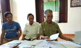 Ông Lê Văn Dũng (ngoài cùng bìa phải) cùng anh và em ruột nhiều năm yêu cầu giải quyết truy lĩnh chế độ thương tật cho cha