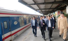 Bộ trưởng GTVT Nguyễn Văn Thể kiểm tra công tác phục vụ Tết tại ga Hà Nội. Ảnh: Phạm Thanh 