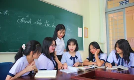 Minh Phương (ở giữa) cùng các bạn đoạt giải trao đổi với cô Nguyễn Thị Bích Hạnh sau kỳ thi