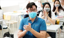 Học sinh, sinh viên sẽ phải đeo khẩu trang khi đến lớp. Ảnh: Diệp An