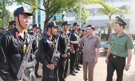 Ông Bùi Văn Cường thăm lực lượng cảnh sát cơ động