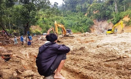 Phóng viên Nguyễn Thành (áo trắng) cùng đồng nghiệp tìm sóng lạc giữa núi rừng Trà My để gửi hình ảnh sớm nhất về tòa soạn. Ảnh: Cảnh Huệ