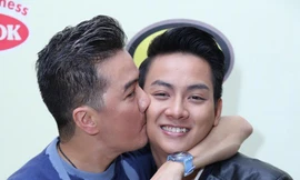 Đàm Vĩnh Hưng thể hiện tình cảm với học trò cưng Hoài Lâm. Ảnh: Dân Việt