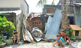 Tảng đá rơi xuống cạnh nhà dân cách nay gần tháng Ảnh: Hoà Hội