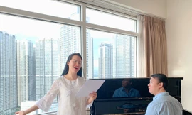 Nhạc sĩ Trần Mạnh Hùng luyện tập cùng ca sĩ Phạm Thùy Dung cho đêm hòa nhạc Trăng hát 29/9 tại Hà Nội . Ảnh: NVCC