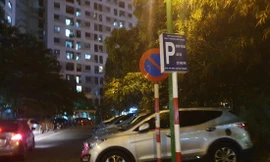 Xe ô tô vẫn đỗ tràn trên vỉa hè (ảnh chụp tại Khu đô thị Tây Nam Linh Đàm)