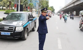 Năm 2019, Thanh tra GTVT tiếp tục là nòng cốt, giúp giao thông Thủ đô giảm 30% các điểm ùn tắc. Trong ảnh: Đồng chí Nguyễn Văn Cường, Đội Thanh tra Vận tải đảm bảo giao thông trên đường Vành đai 3 dịp cuối năm 2019