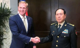 Quyền Bộ trưởng Quốc phòng Mỹ Patrick Shanahan và Bộ trưởng Quốc phòng Trung Quốc Ngụy Phượng Hòa bên lề Đối thoại Shangri-La hôm 31/5. Ảnh: The Strait Times