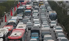 Ùn tắc giao thông tại Pháp Vân, Hà Nội. Ảnh: Như Ý 