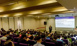 Giảng viên trẻ Đặng Phạm Thiên Duy trao đổi về chủ đề AI tại ĐH RMIT Việt Nam. Ảnh: NVCC