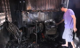 Đồ đạc của người dân bị cháy do nhà nằm cạnh khu xưởng của Cty Bóng đèn Phích nước Rạng Đông. Ảnh: PV