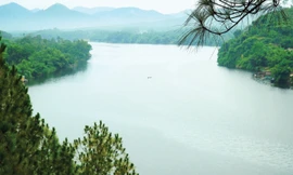 Thượng nguồn sông Hương nhìn từ đồi Vọng Cảnh