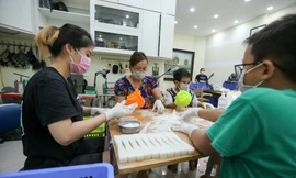 Nhóm Anti COVID-19 vận động cả người thân cùng hỗ trợ sản xuất “tai giả” silicone 