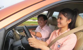 Tác giả đang hướng dẫn học sinh thực hành lái xe 