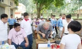 Ông Vũ Minh Tuân (X) TGĐ Cty Cổ phần đầu tư Huệ Tuân bị người dân lao động tố có dấu hiệu lừa đảo chiếm đoạt tài sản. Hiện doanh nghiệp này đã bị Bộ LĐTB&XH rút giấy phép. Ảnh: Dương Hưng 