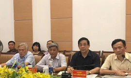 Lãnh đạo Bộ Y tế và các chuyên gia đầu ngành hội chẩn ca bệnh 91. Ảnh: T.H 