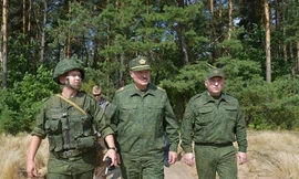 Ông Lukashenko (giữa) tới thăm một đơn vị quân đội ở vùng Grodno, phía tây đất nước hôm 22/8. Ảnh: Sputnik