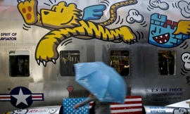 Trước một cửa hàng bán đồ Mỹ tại Bắc Kinh, Trung Quốc. ảnh: AP 