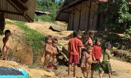 Người lớn đi rẫy, đám trẻ quanh quẩn trong sân nhà ở TK 181