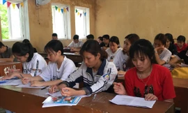 Giáo viên nỗ lực “chống trượt” cho học sinh yếu. Ảnh: Diệp An 