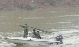 Cán bộ Đồn Biên phòng Pò Hèn và học viên tăng cường lên biên giới tuần tra chống dịch trên sông Ka Long, đoạn gần mốc 1352. ẢNH: NGUYỄN MINH