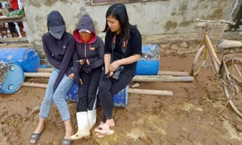 Chị Oanh (ngồi giữa) trò chuyện cùng PV Tiền Phong. Ảnh: M.Đ