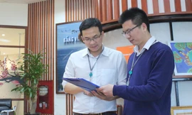 Đại úy Vũ Trọng Đại (bên phải), Giám đốc Trung tâm Kết cấu Vật liệu thuộc Viện Hàng không Vũ trụ Viettel, trao đổi với cộng sự về một đề tài khoa học mới. ẢNH: NVCC 