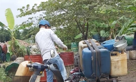 Dầu thải tại các cửa hàng sửa chữa xe máy, ô tô được thu mua với giá 4.000-6.000 đồng/lít 