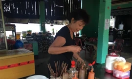 Bà Lâm Thị Cúc lo lắng về nơi ở mới có được buôn bán để ổn định cuộc sống như hiện tại hay không