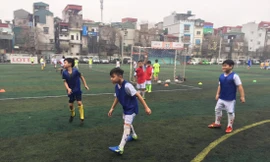 Sân chơi, bãi tập cho học sinh quan trọng hơn nhiều so với 1 cuốn SGK. Ảnh: Nghiêm Huê 