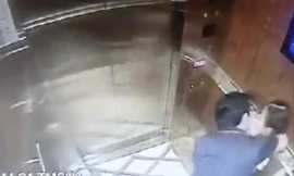 Vụ nguyên phó viện trưởng “nựng” bé gái trong thang máy gây bức xúc lớn trong dư luận