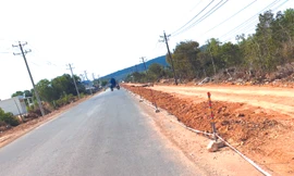 Công trình nâng cấp mở rộng đường Dương Đông - Cửa Cạn - Gành Dầu (Phú Quốc), do XN 296 - Tồng Cty 319 Bộ Quốc phòng thi công, đang được BQL dự án GT Kiên Giang chỉ đạo đẩy nhanh tiến độ