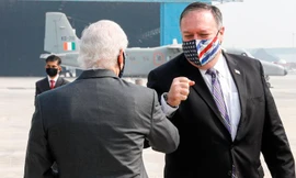 Ngoại trưởng Mỹ Mike Pompeo (phải) được Đại sứ Mỹ tại Ấn Độ Kenneth Juster chào đón khi ông đến sân bay ở New Delhi ngày 26/10. Ảnh: CNN 