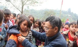 Trần Đăng Tuấn trong một chuyến lên vùng cao. Ảnh Chương trình CCT 