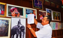 Ông Khăm Phết Lào dâng đơn lên ảnh bố 